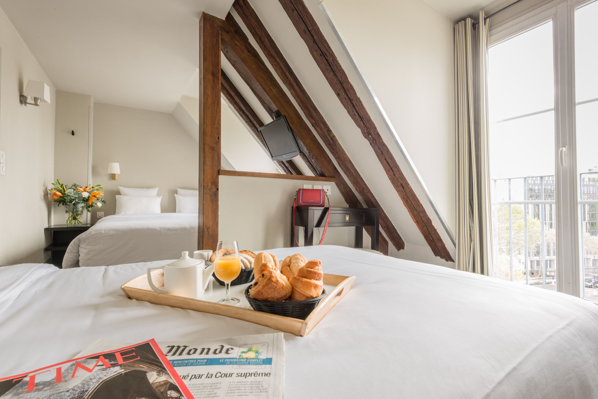 ROOM, DOUBLE BED