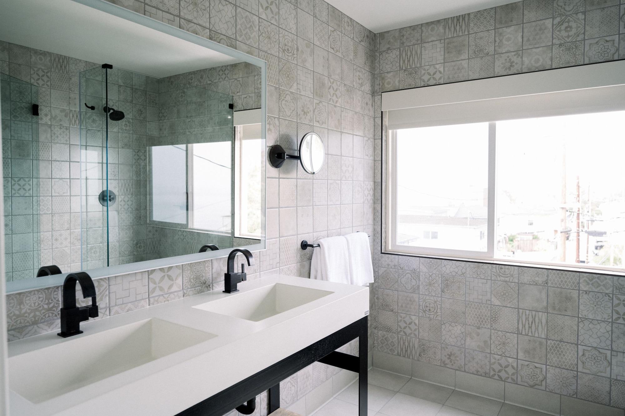 غرفة ركنية بسرير كينج بإطلالة على البحر بشرفة