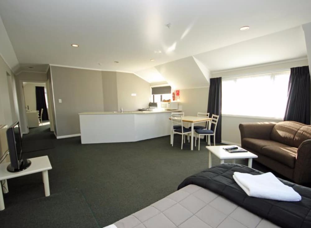 Champers Motor Inn 37/61