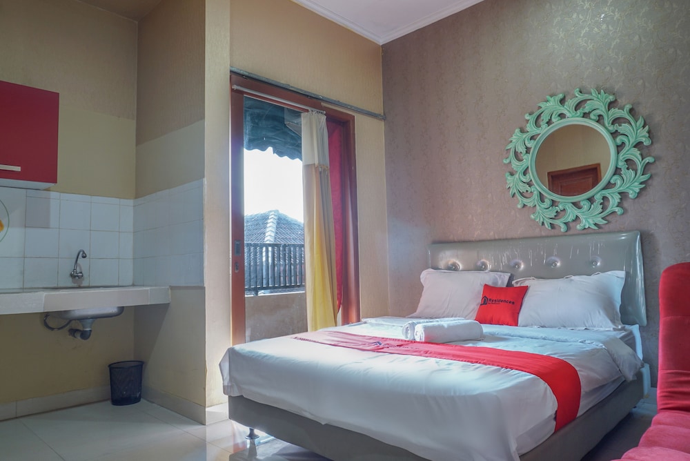 Residences By RedDoorz near Kemang Square 12/33