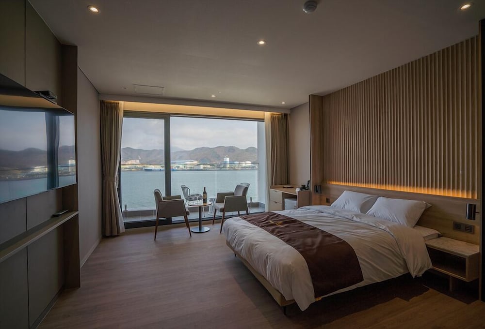 DELUXE, QUEEN BED, OCEAN VIEW