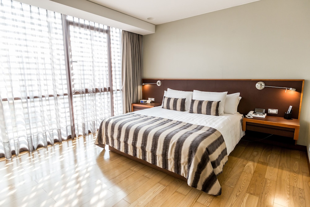 DELUXE, DOUBLE BED