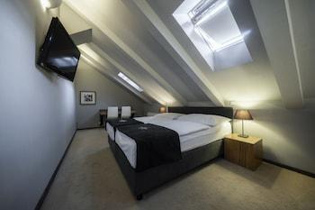 Maisonette, King and Twin Beds, Attic