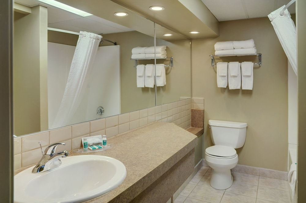 Room, Queen Bed, Sofa, Exterior Entrance، Radisson Hotel Fort St. John, BC 2/2