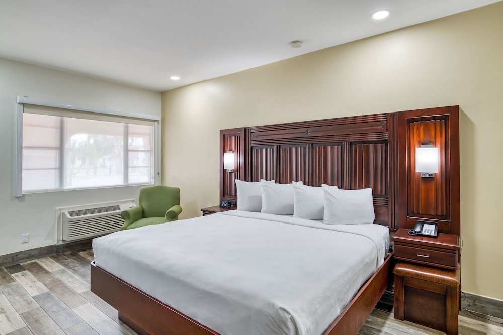 Villa 1565 (ex Howard Johnson Express Inn) 20/39