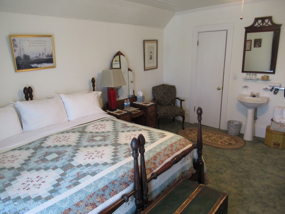 Carrier Houses Bed and Breakfast 19/60