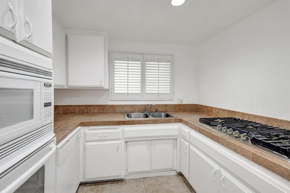 Oceanside Marina Suites 40/43