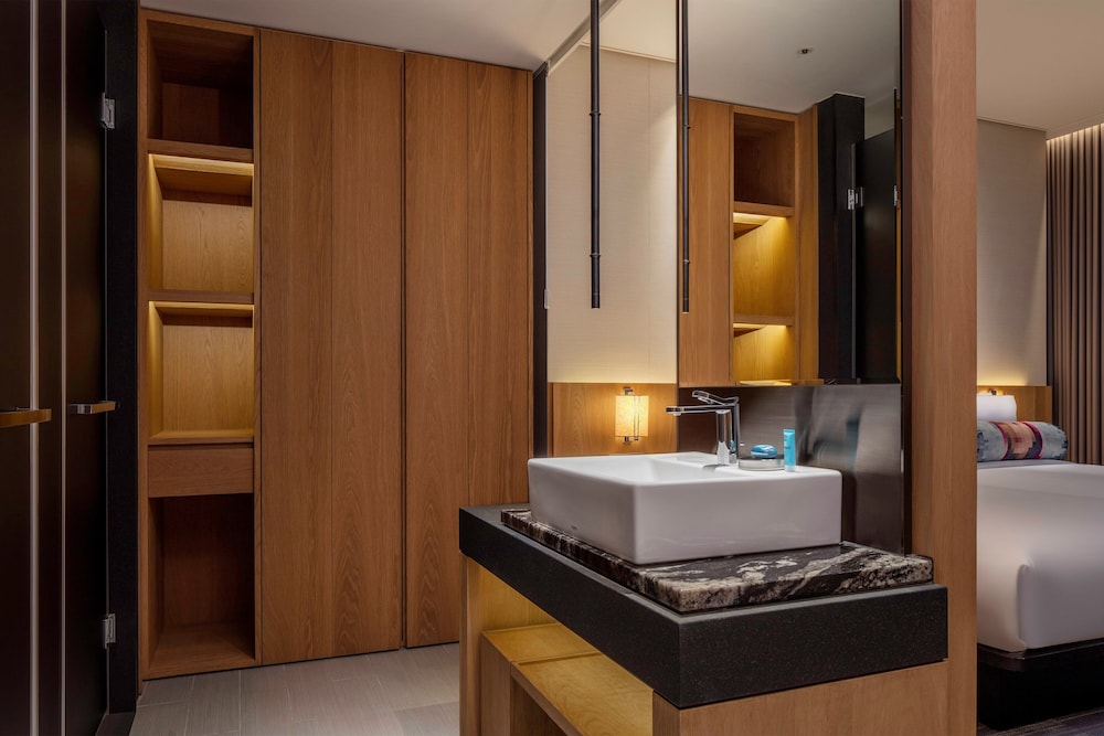 Aloft Taipei Zhongshan Hotel 12/36