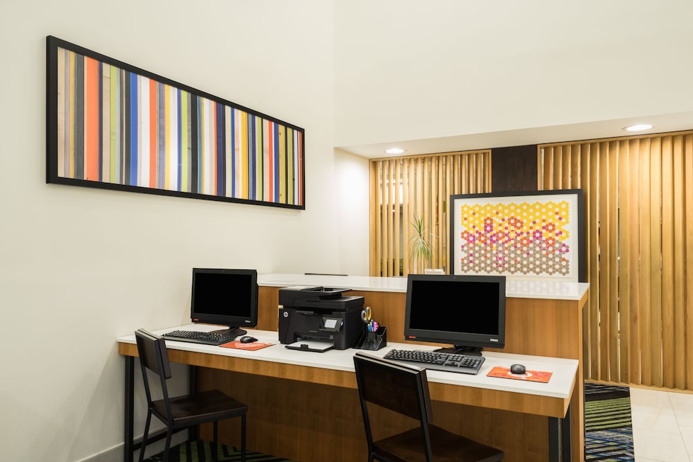 Holiday Inn Express Hotel Suites Louisville East 51/52