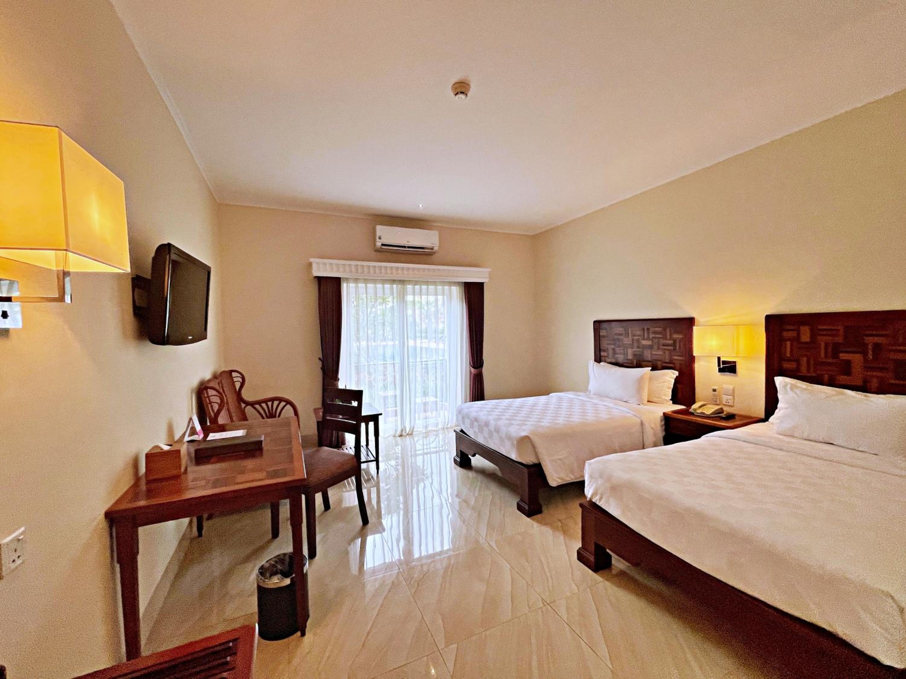 Room, Twin Beds, Pool View