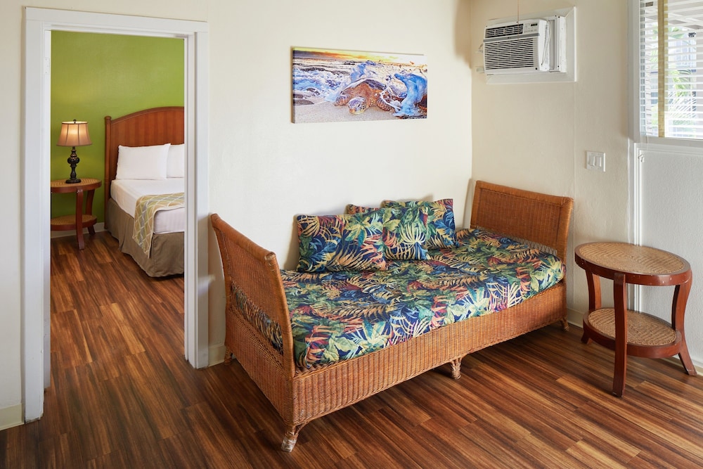 Pacific Marina Inn 17/53