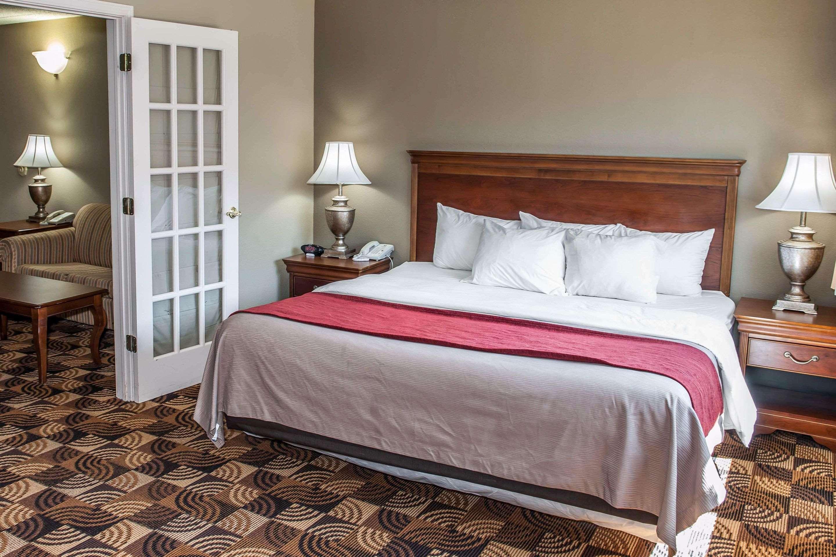 SUITE, KING BED