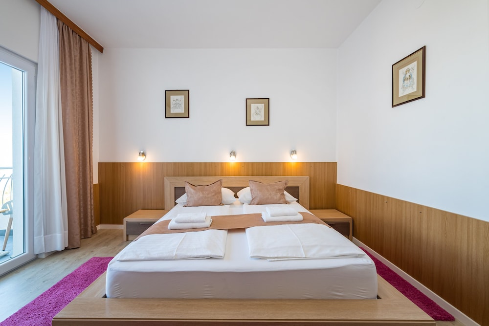 ROOM, DOUBLE OR TWIN BED