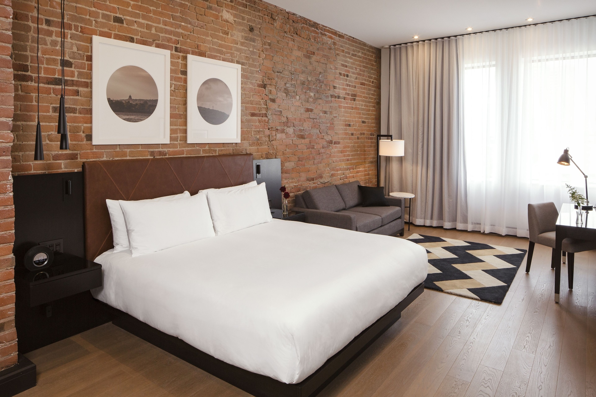 DELUXE, KING BED
