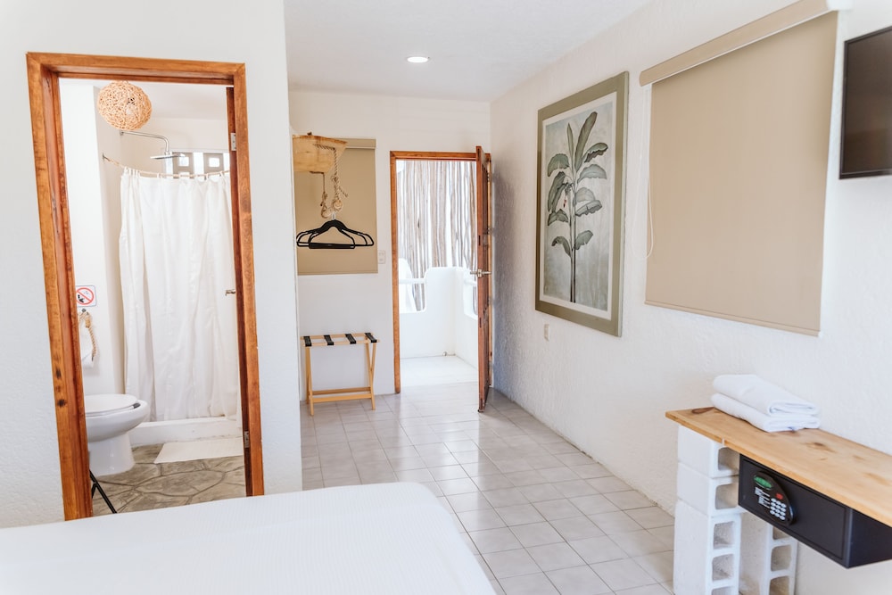 Ahava Hotel (ex Maria Candelaria Hotel) 42/43