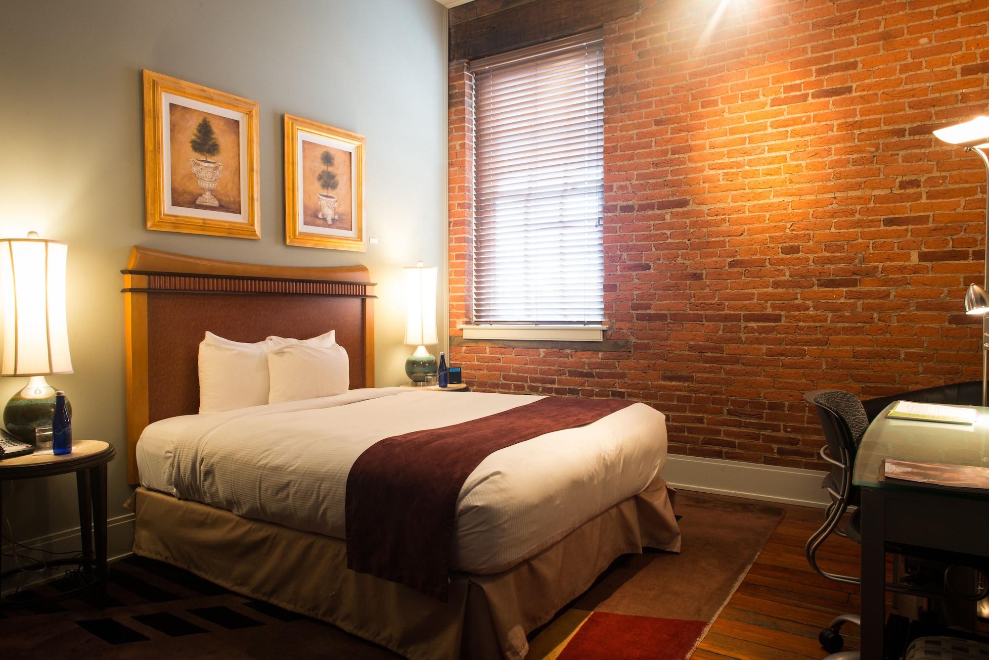 STUDIO, QUEEN BED