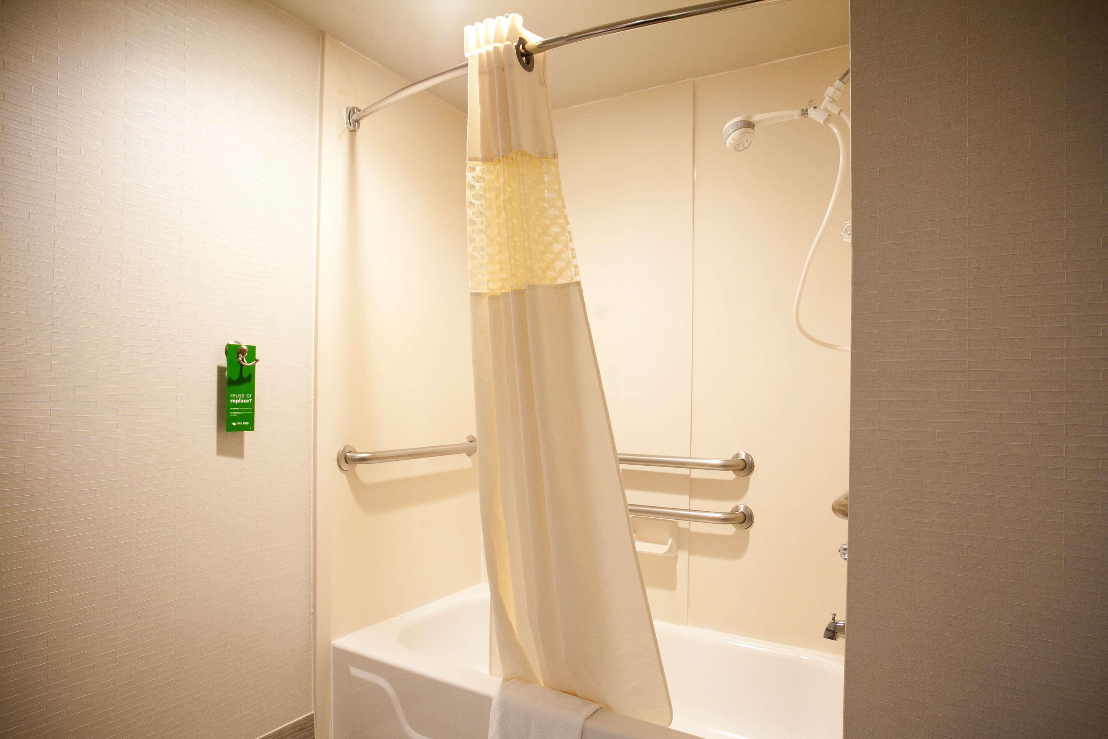 غرفة بسرير كوين، Hampton Inn Atlanta Peachtree Corners 2/2