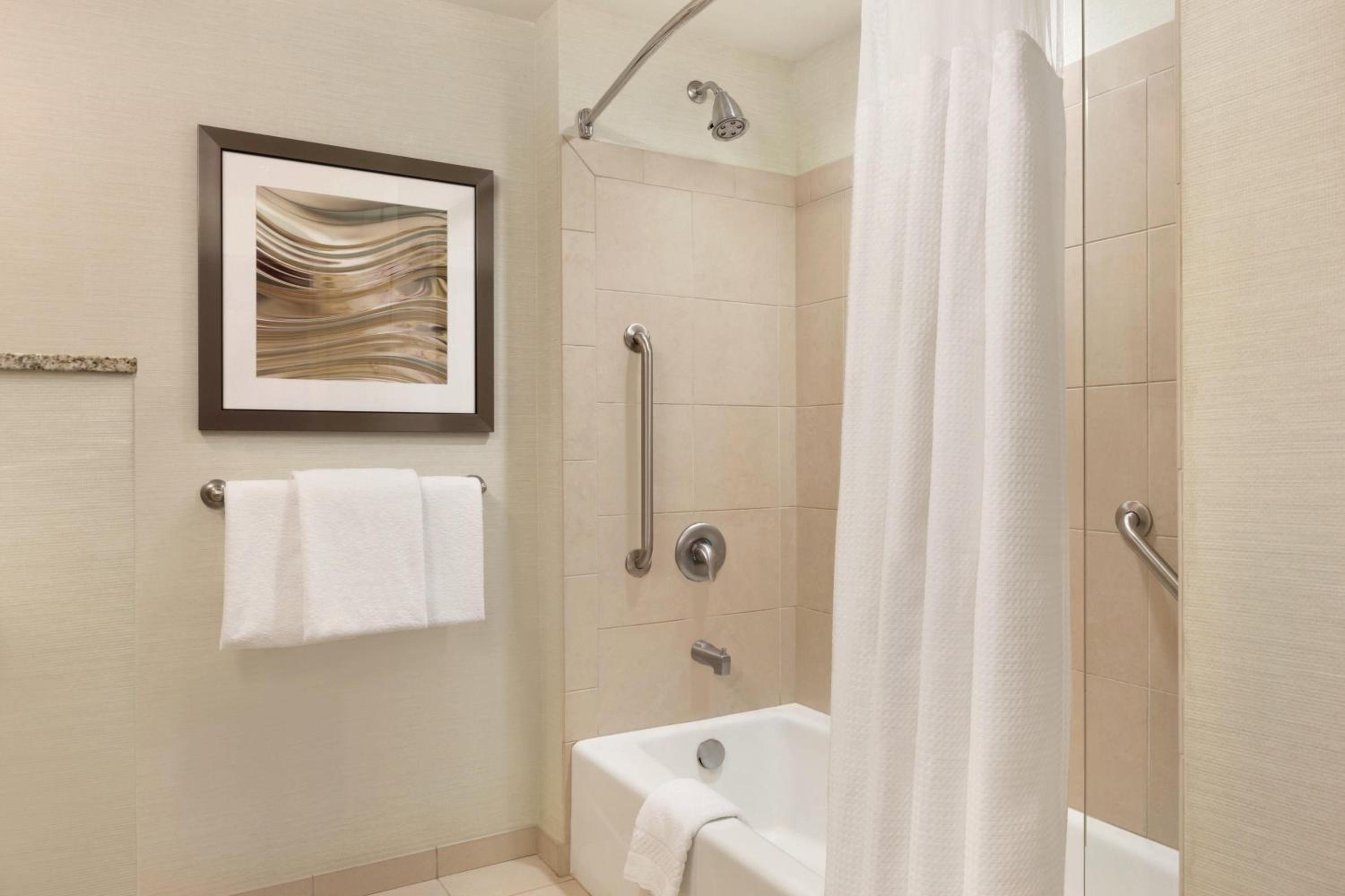 غرفة بسرير كينج مع أريكة بحوض استحمام لذوي الإعاقة، Courtyard by Marriott Charlotte Airport North 8/8