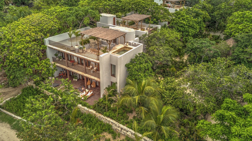 Makani Luxury Wanderlust 7/66