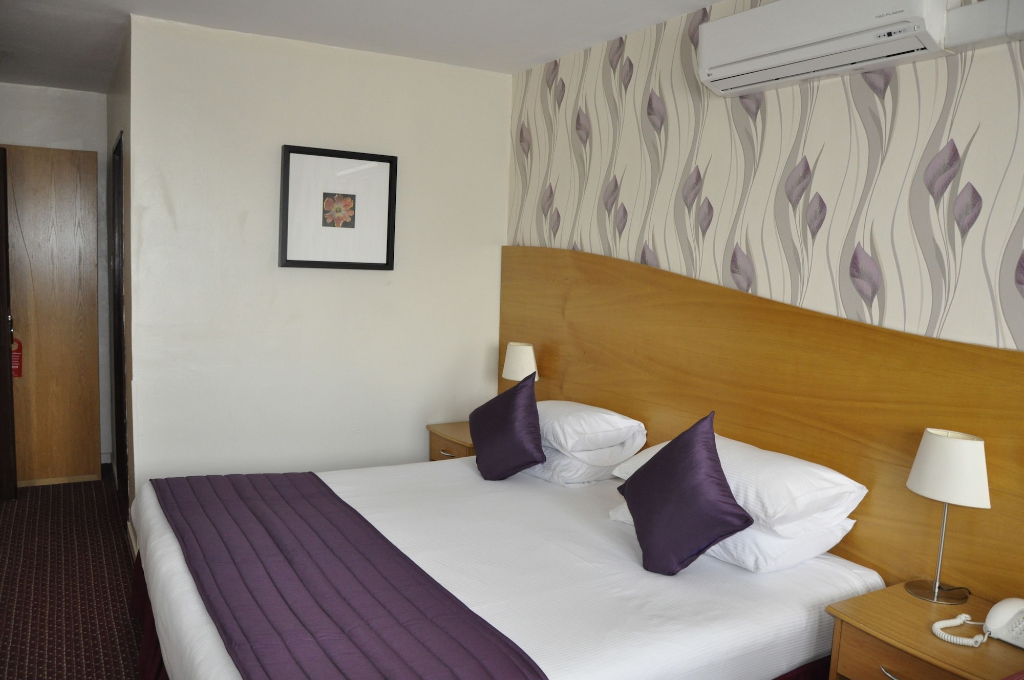 ROOM, DOUBLE BED