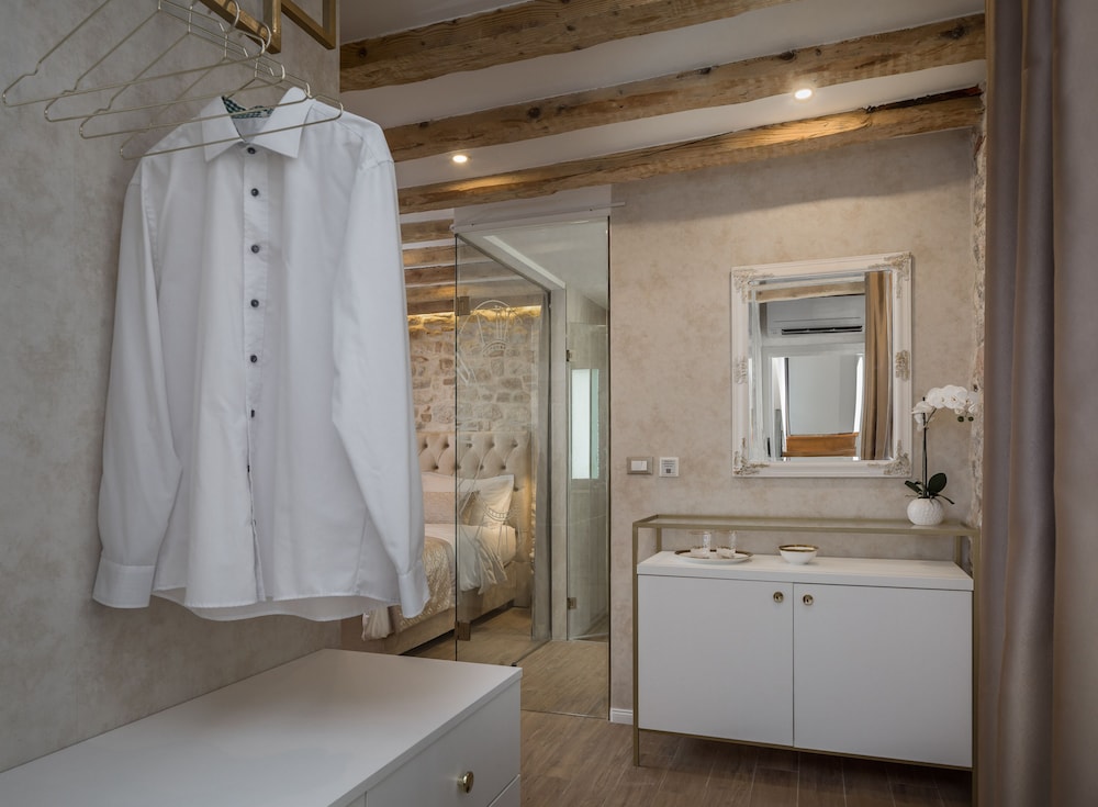 Le Premier Luxury Rooms 38/43