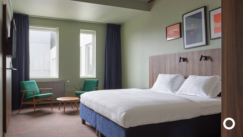 DELUXE, KING BED