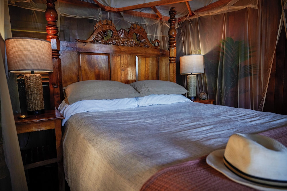 Petite, Suite, Queen Bed