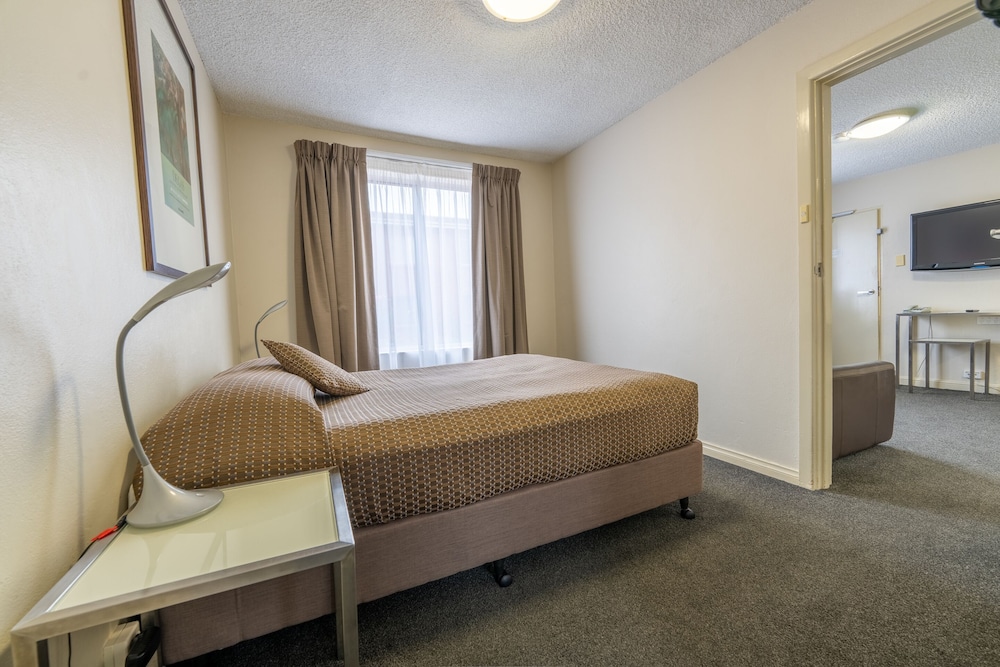 FORREST HOTEL AND APARTMENTS 26/68