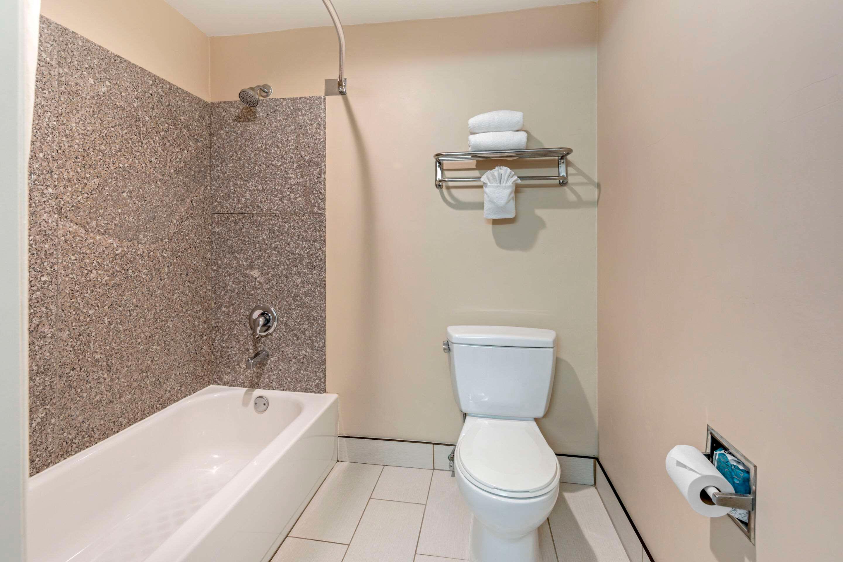 Room, Queen Bed, Quality Inn Suites Anaheim Maingate 7/7
