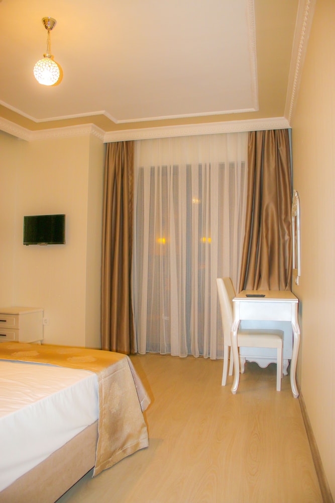 Deluxe Newport Hotel 37/54