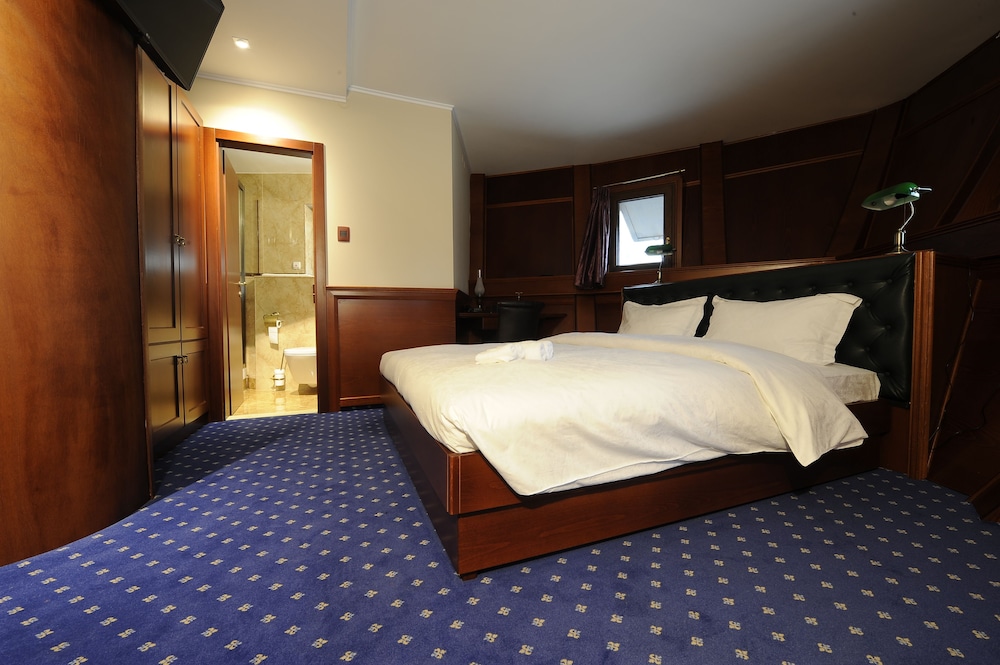 APARTMENT, KING BED, RIVER VIEW