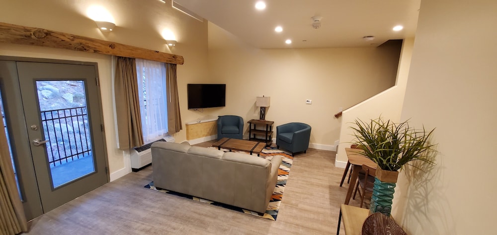 Bluff Dwellings Resort 12/67