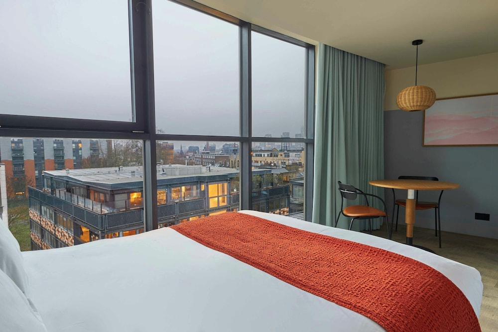 SKYLINE, CITY, STUDIO, QUEEN BED