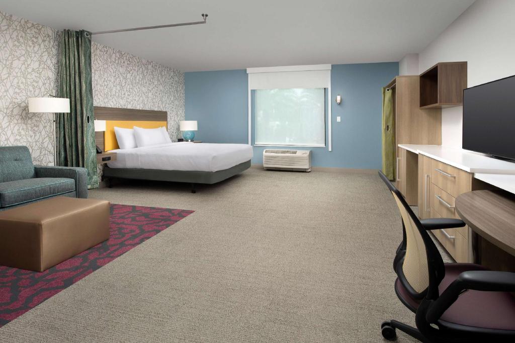 Studio, Queen Bed, Sofa, Accessible