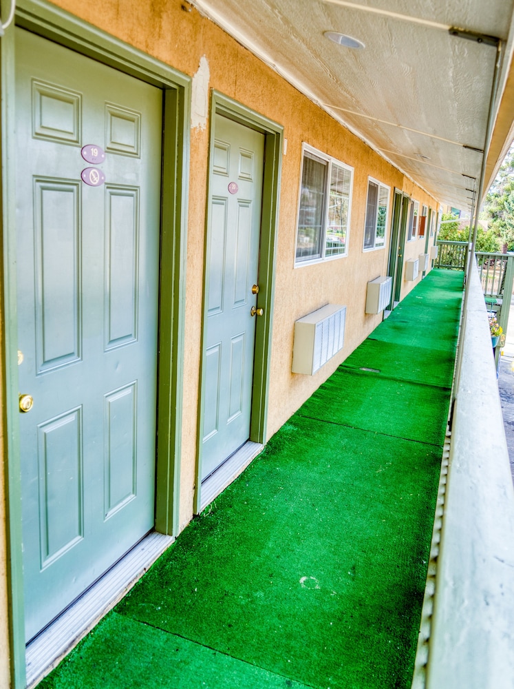 Budget Inn Motel 52/54