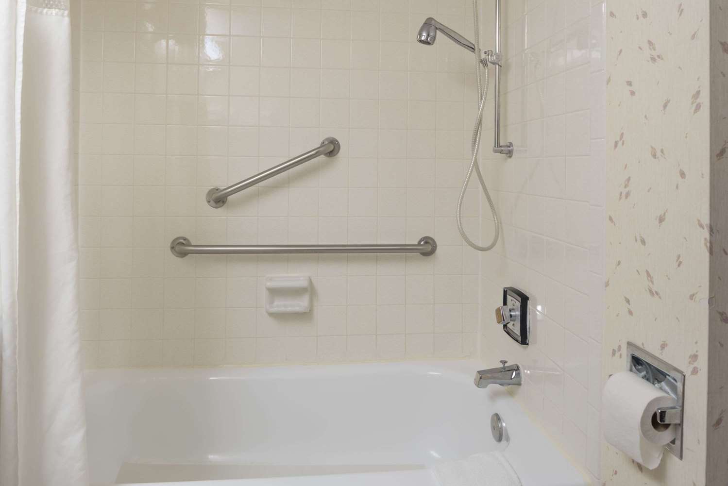 Ramada By Wyndham Grand Forks 40/40