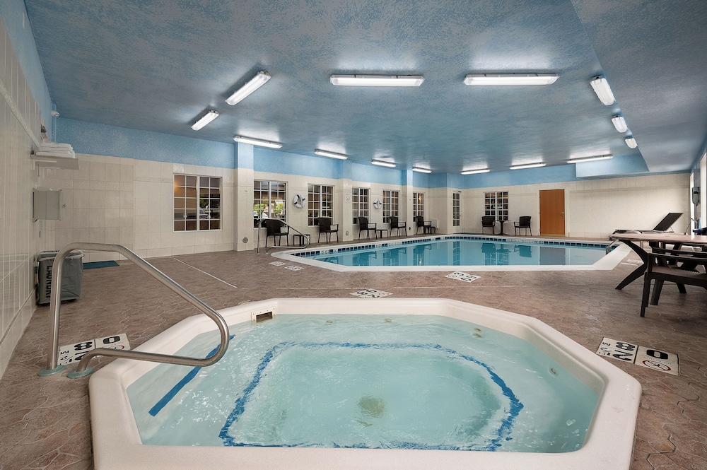 Comfort Inn and Suites Fenton MI 25/50