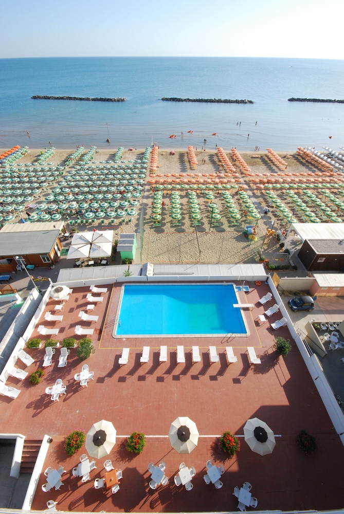 Hotel Embassy Pesaro 2/35