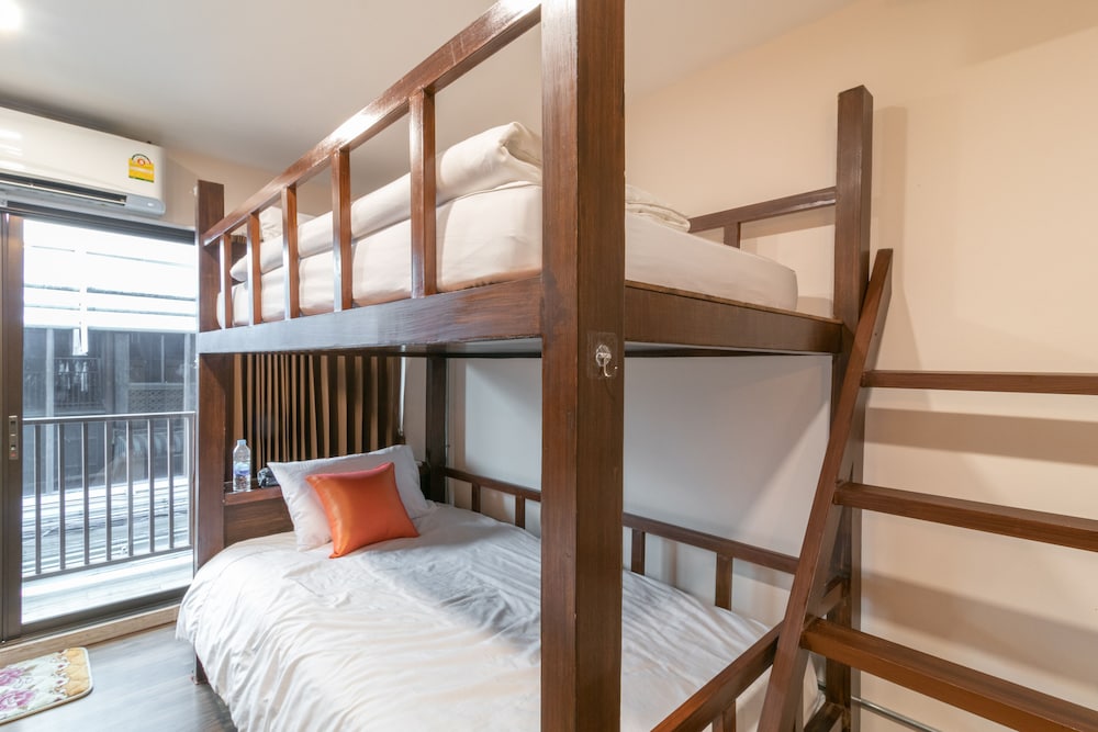 ROOM, 4 BEDS, SHARED BATHROOM