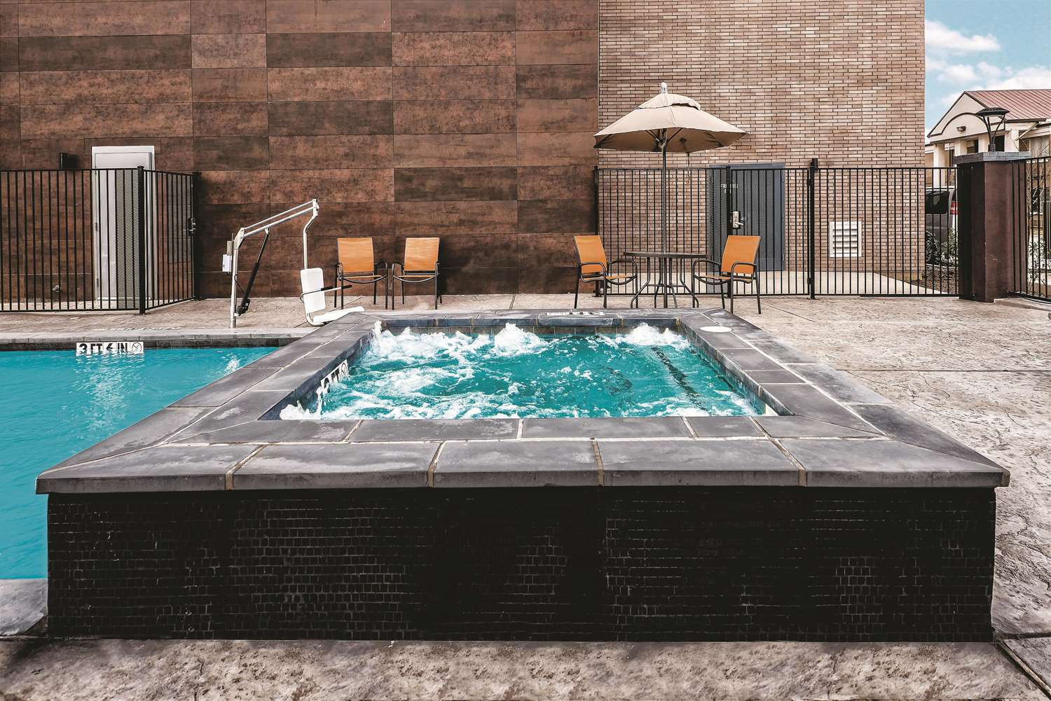 La Quinta Inn & Suites by Wyndham Dallas Grand Prairie North 40/42