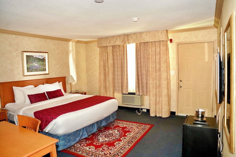 STANDARD, KING BED, BALCONY
