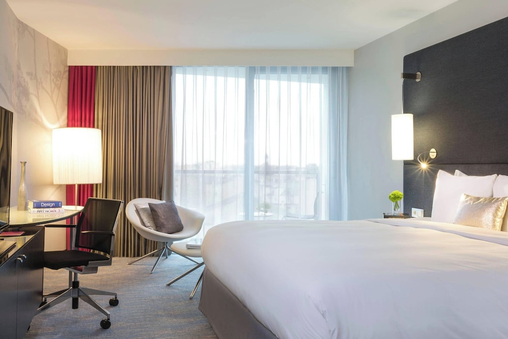 غرفة بريستيج بسرير كينج بشرفة، Renaissance Paris Arc de Triomphe Hotel 7/10