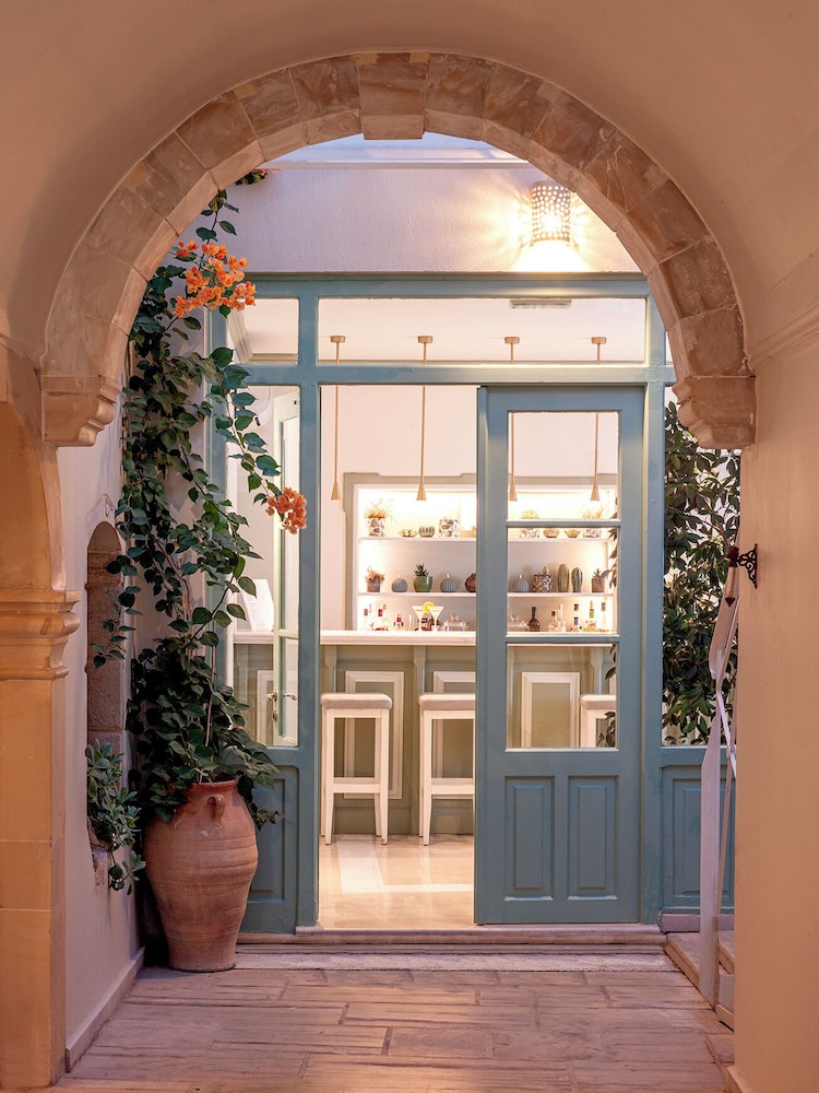 Mythos Suites Hotel 34/68