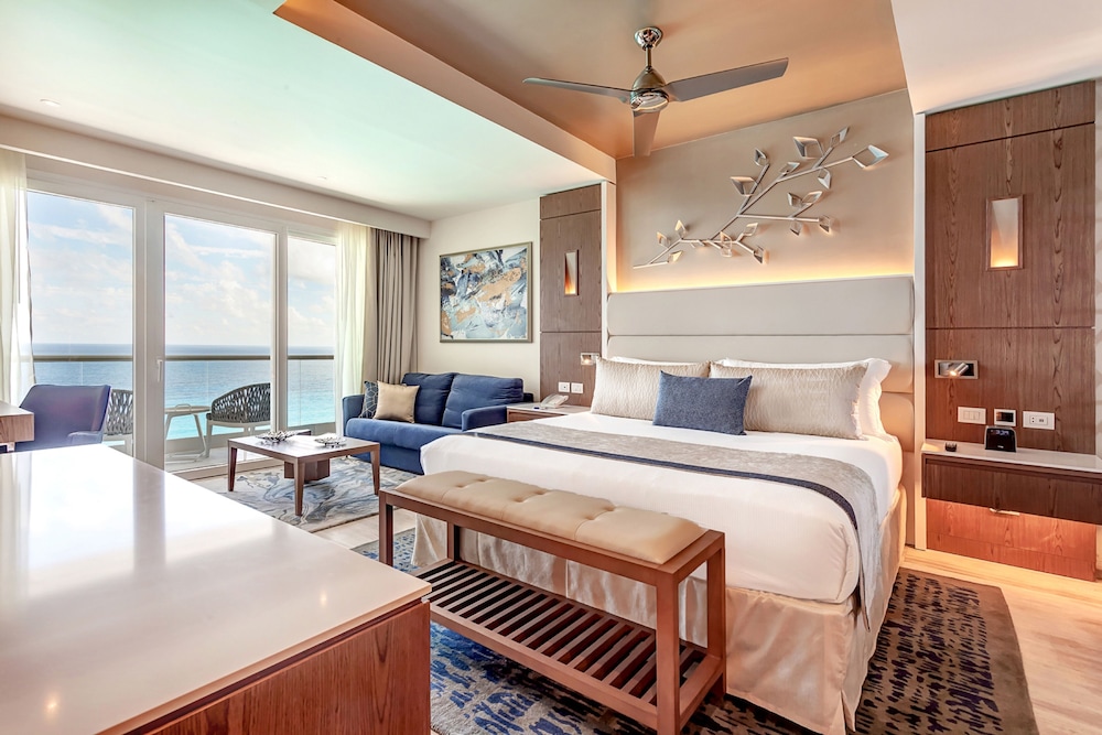 Diamond Club, Junior Suite, Luxury, King Bed, Ocean Front, Sofa، Royalton CHIC Cancun, An Autograph Collection (ex Royalton Cancun) 8/10