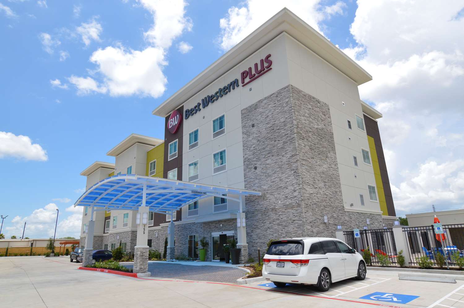 Best Western Plus Pasadena Inn & Suites 16/17