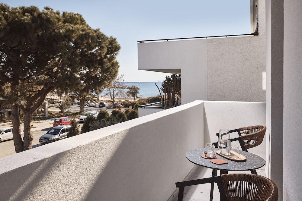 Cama Luxury Suites 40/58