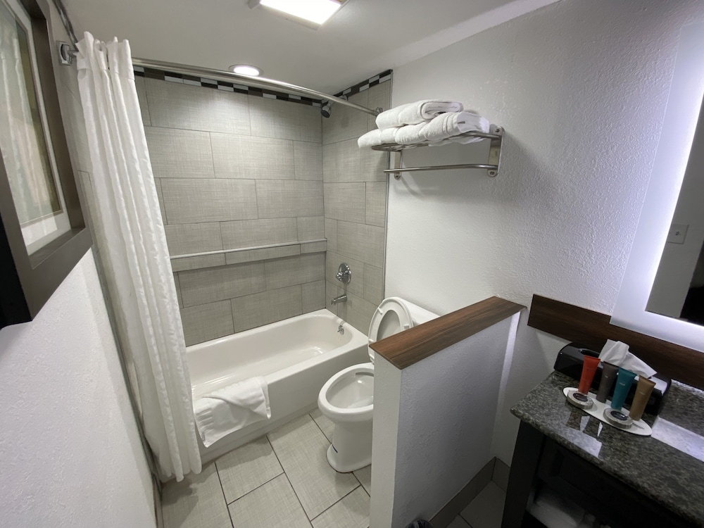 Lx Hotel A Travelodge By Wyndham 22/70