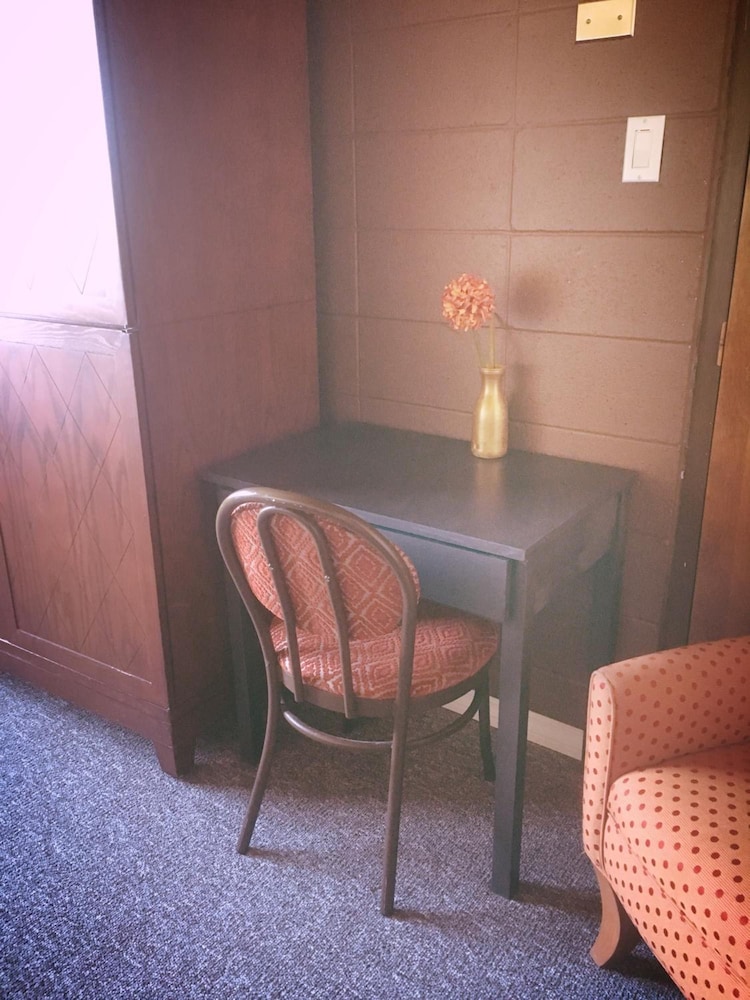 Vegreville Garden Inn 38/48