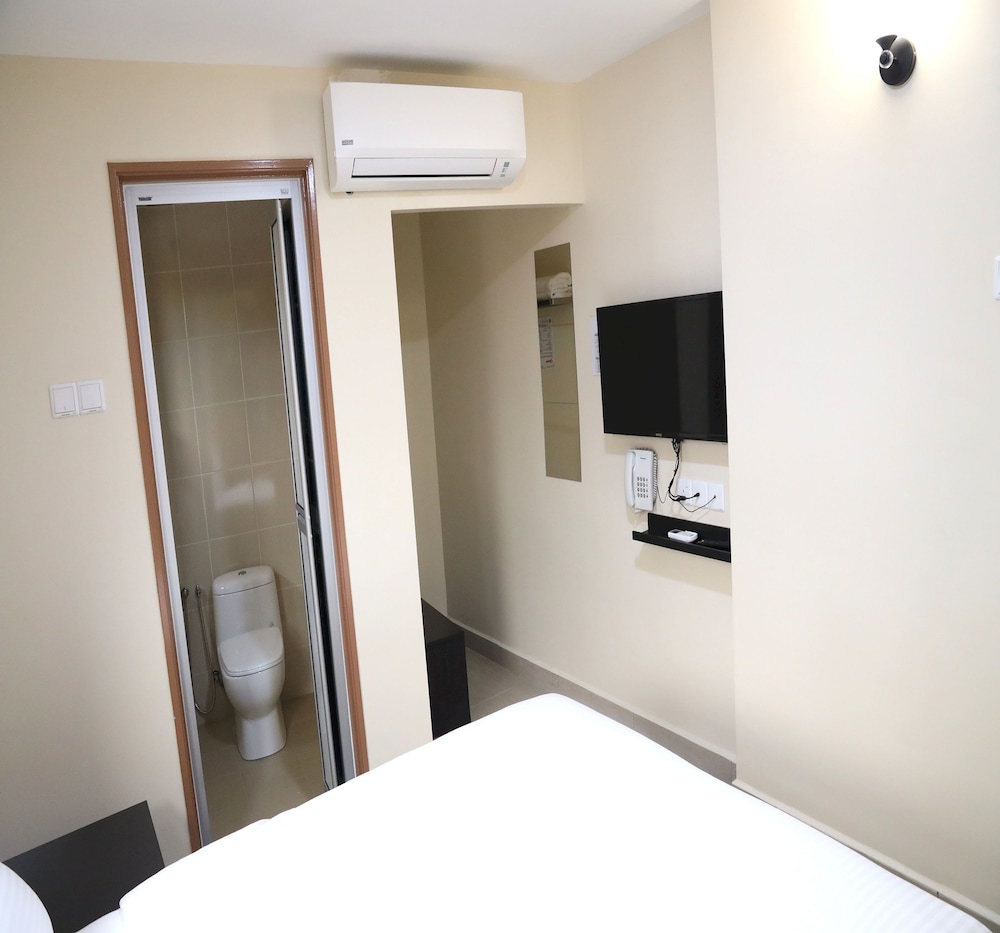 Capital O 90897 Island City Hotel 36/50