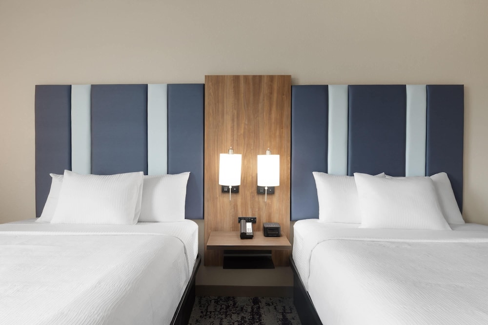 La Quinta Inn & Suites by Wyndham Athens 16/49